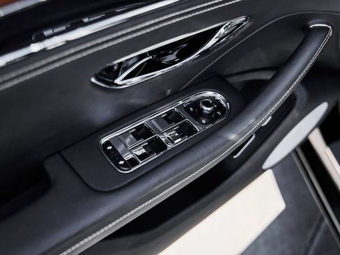 Used 2024 Bentley Flying Spur V8 AWD/4WD image 32