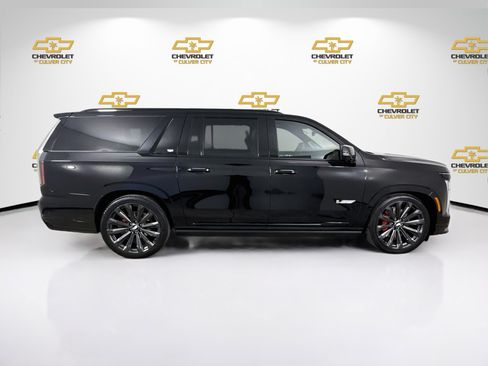 Used 2025 Cadillac Escalade ESV V AWD/4WD image 9