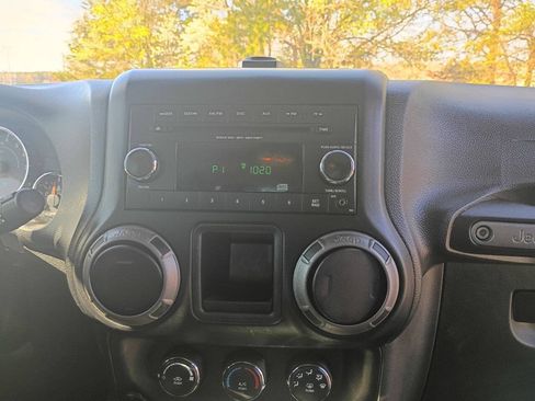 Used 2018 Jeep Wrangler Sport AWD/4WD image 17