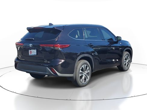 Used 2021 Toyota Highlander XLE AWD/4WD image 6