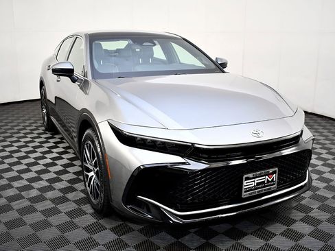 Used 2023 Toyota Crown Platinum image 4