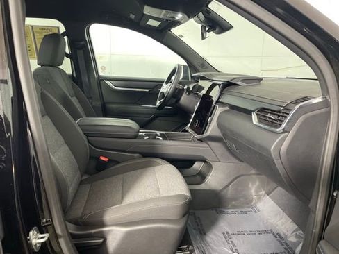 Used 2025 GMC Acadia Elevation image 13