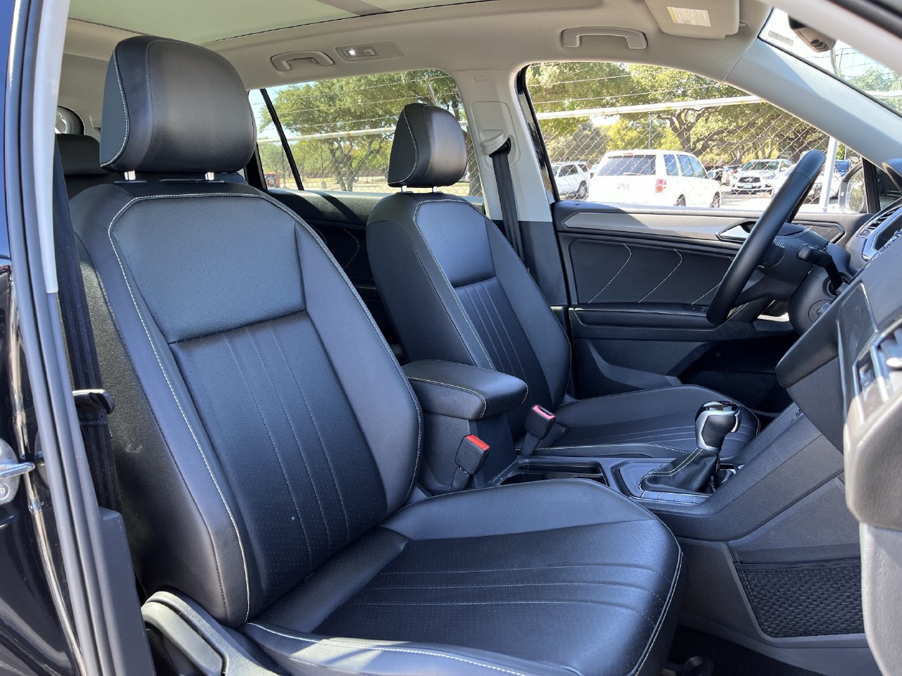 Used 2024 Volkswagen Tiguan SE w/ Panoramic Sunroof Package FWD image 25