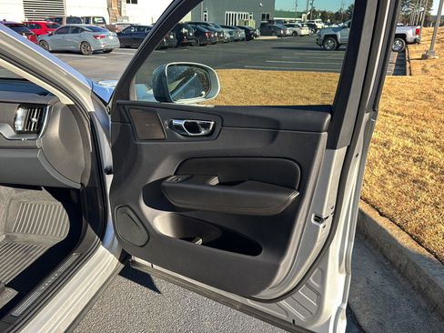 Used 2019 Volvo XC60 T5 Momentum w/ Multimedia Package image 12