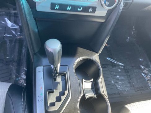 Used 2014 Toyota Camry SE w/ Moonroof Package FWD image 19
