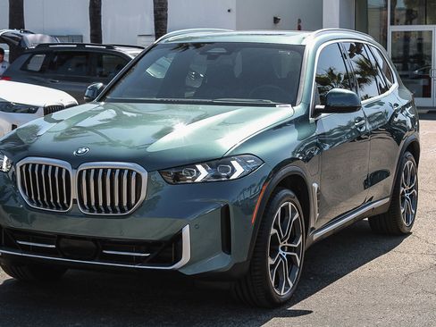 Used 2025 BMW X5 xDrive50e w/ Executive Package AWD/4WD image 2