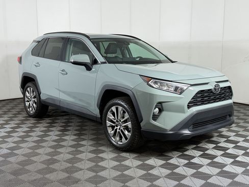 Used 2020 Toyota RAV4 XLE Premium FWD image 7