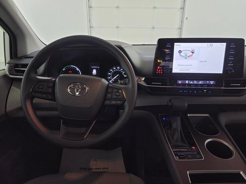Used 2024 Toyota Sienna LE FWD image 12