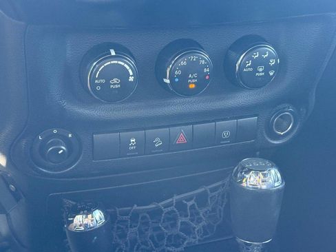 Used 2016 Jeep Wrangler Unlimited Sahara w/ Connectivity Group image 19