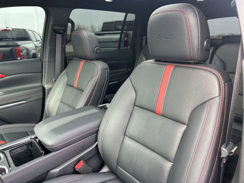 Used 2025 Chevrolet Traverse RS image 21