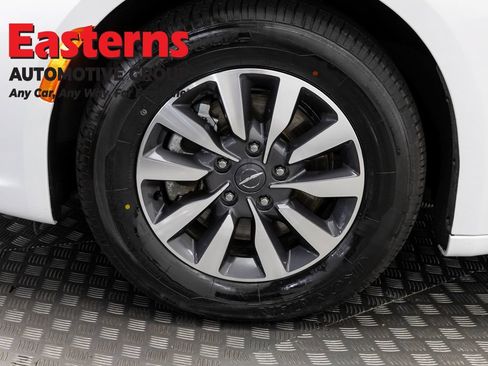 Used 2023 Chrysler Pacifica Touring-L FWD image 33