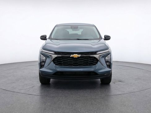 Used 2025 Chevrolet Trax LT w/ LT Convenience Package image 2