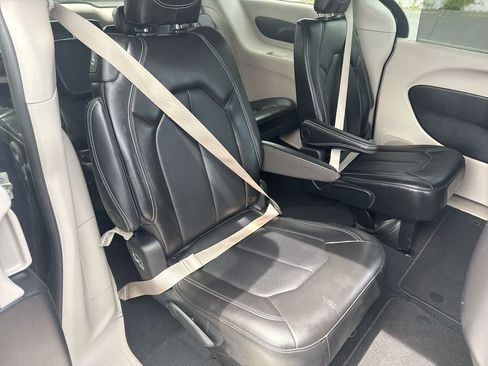 Used 2024 Chrysler Pacifica Touring-L FWD image 23