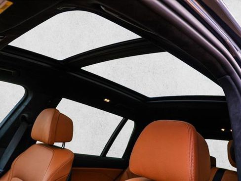 Used 2022 BMW X7 M50i w/ Dynamic Handling Package image 11