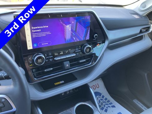 Used 2024 Toyota Highlander Limited image 23