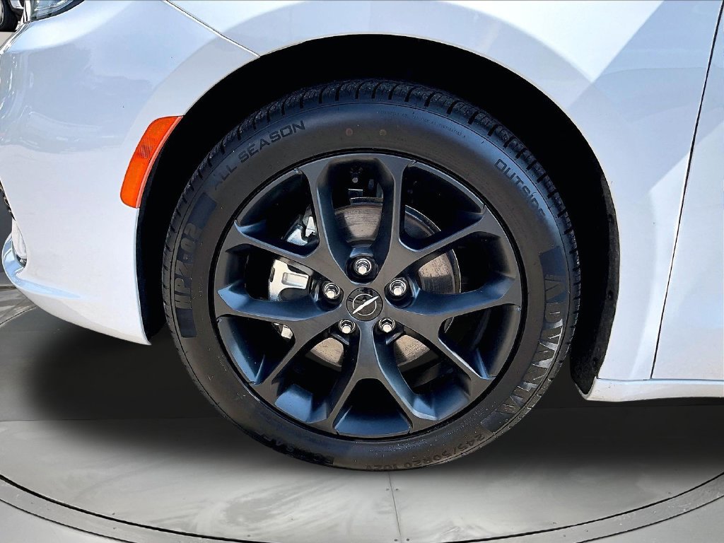 Used 2025 Chrysler Pacifica Limited FWD image 36