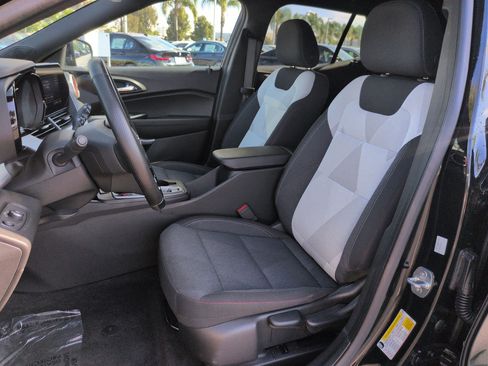 Used 2024 Chevrolet Trax RS FWD image 16