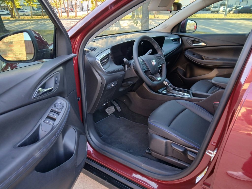 Used 2025 Buick Encore GX Sport Touring w/ Advanced Technology Package FWD image 9