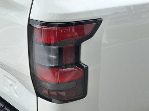 Used 2025 Nissan Frontier SV RWD image 11