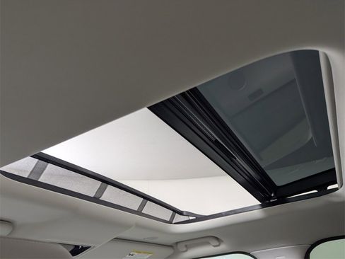 Used 2025 Land Rover Discovery S image 30