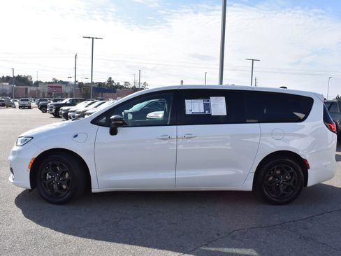 Used 2024 Chrysler Pacifica Hybrid S Appearance Pkg w/ Uconnect Theater Family Group image 6