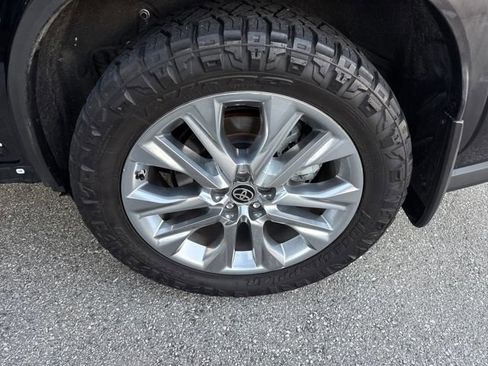 Used 2023 Toyota Highlander XLE image 27