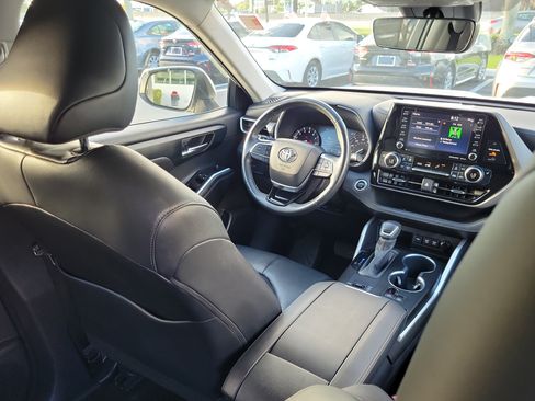 Used 2020 Toyota Highlander XLE FWD image 14
