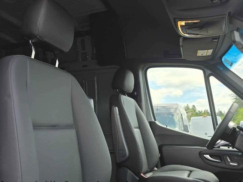 Used 2025 Mercedes-Benz Sprinter 2500 image 13