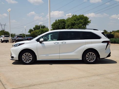 Used 2026 Toyota Sienna XLE FWD image 4
