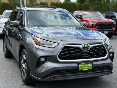 Used 2023 Toyota Highlander XLE AWD/4WD image 7