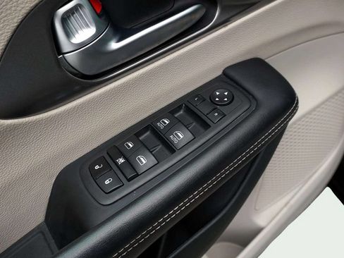 Used 2023 Chrysler Pacifica Touring-L FWD image 16