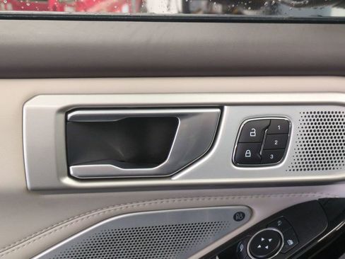 Used 2023 Ford Explorer Platinum w/ Technology Package image 12