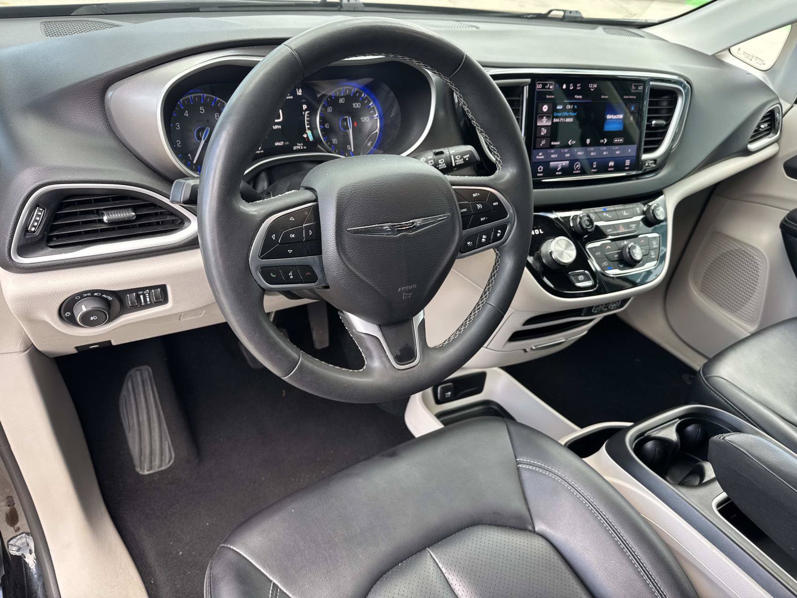 Used 2024 Chrysler Pacifica Touring-L FWD image 18