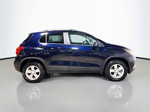 Used 2022 Chevrolet Trax LT w/ LT Convenience Package image 6