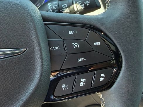 Used 2025 Chrysler Pacifica Limited FWD image 24