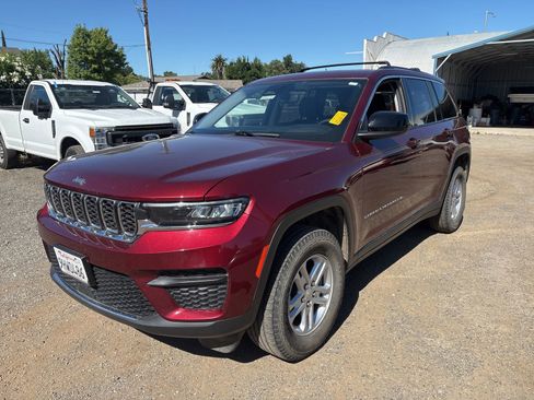 Used 2023 Jeep Grand Cherokee Laredo w/ Luxury Tech Group I AWD/4WD image 2