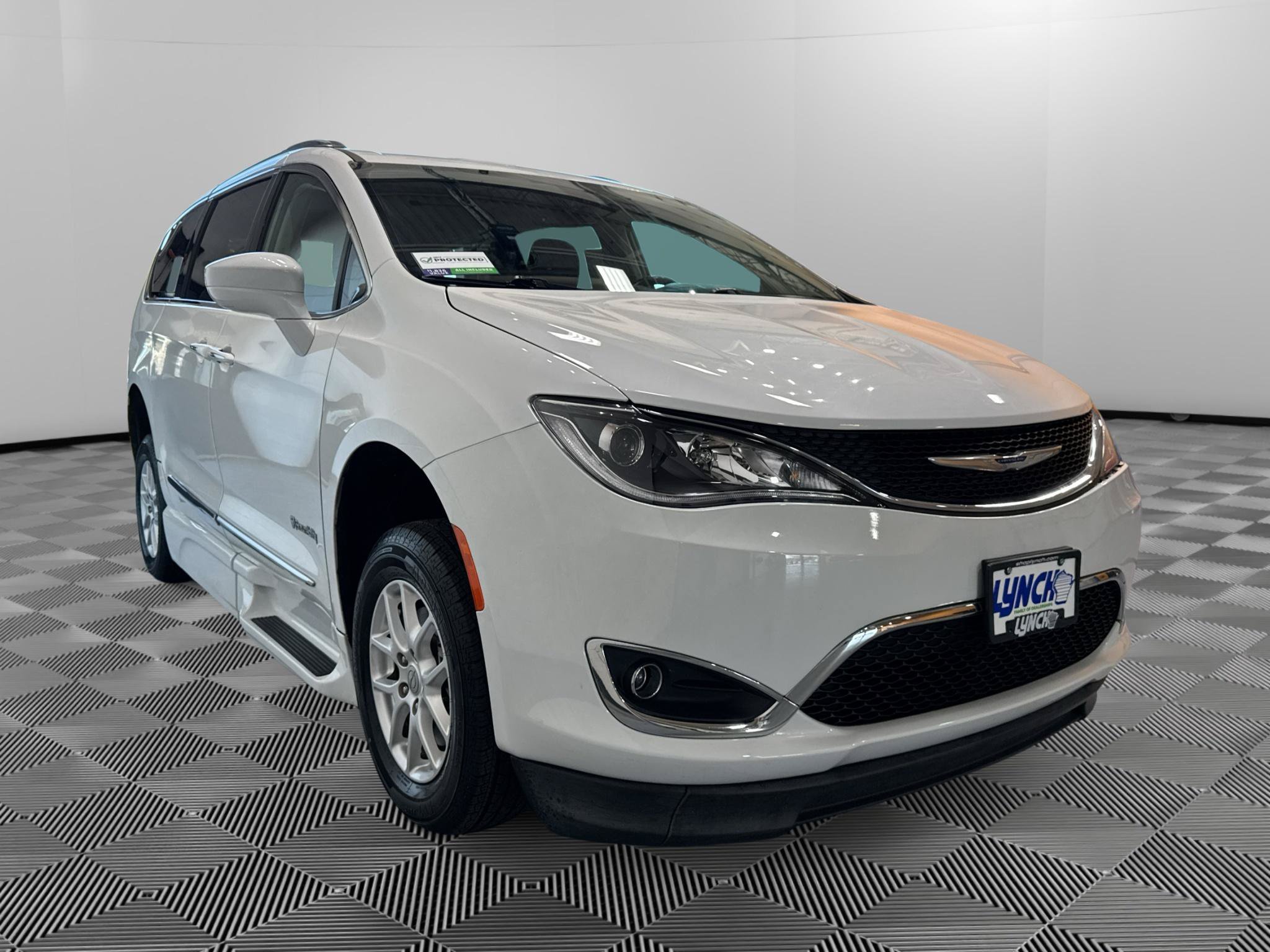 Used 2020 Chrysler Pacifica Touring-L FWD image 7