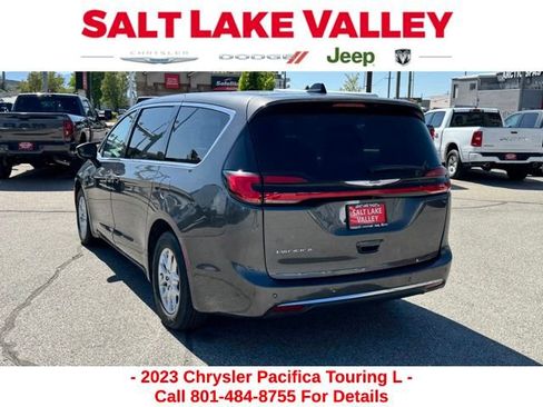 Used 2023 Chrysler Pacifica Touring-L FWD image 4