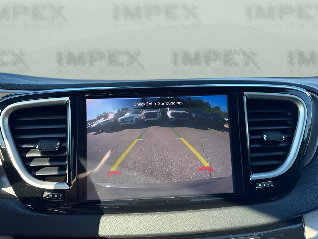 Used 2023 Chrysler Pacifica Touring-L FWD image 20