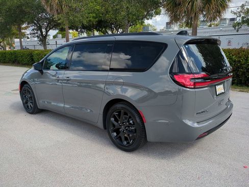 New 2025 Chrysler Pacifica Limited image 7