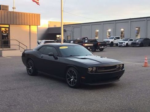 Used 2014 Dodge Challenger SXT image 4