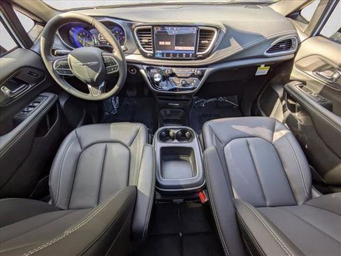New 2026 Chrysler Pacifica Select image 3