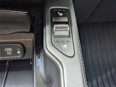 Used 2024 Kia Telluride EX w/ EX Captain's Chair Package image 19