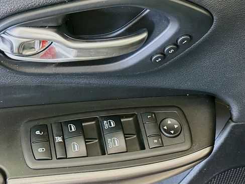 Used 2019 Jeep Cherokee Limited AWD/4WD image 12