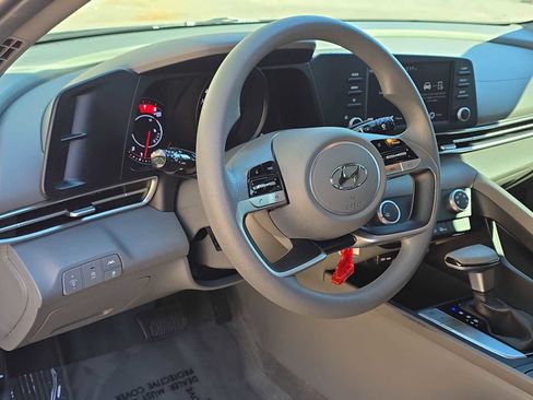 Used 2022 Hyundai Elantra SE image 2