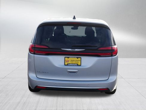 Used 2024 Chrysler Pacifica Touring-L image 6