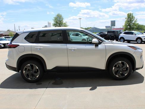 Used 2025 Nissan Rogue SV AWD/4WD image 6