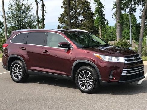 Used 2019 Toyota Highlander XLE FWD image 2