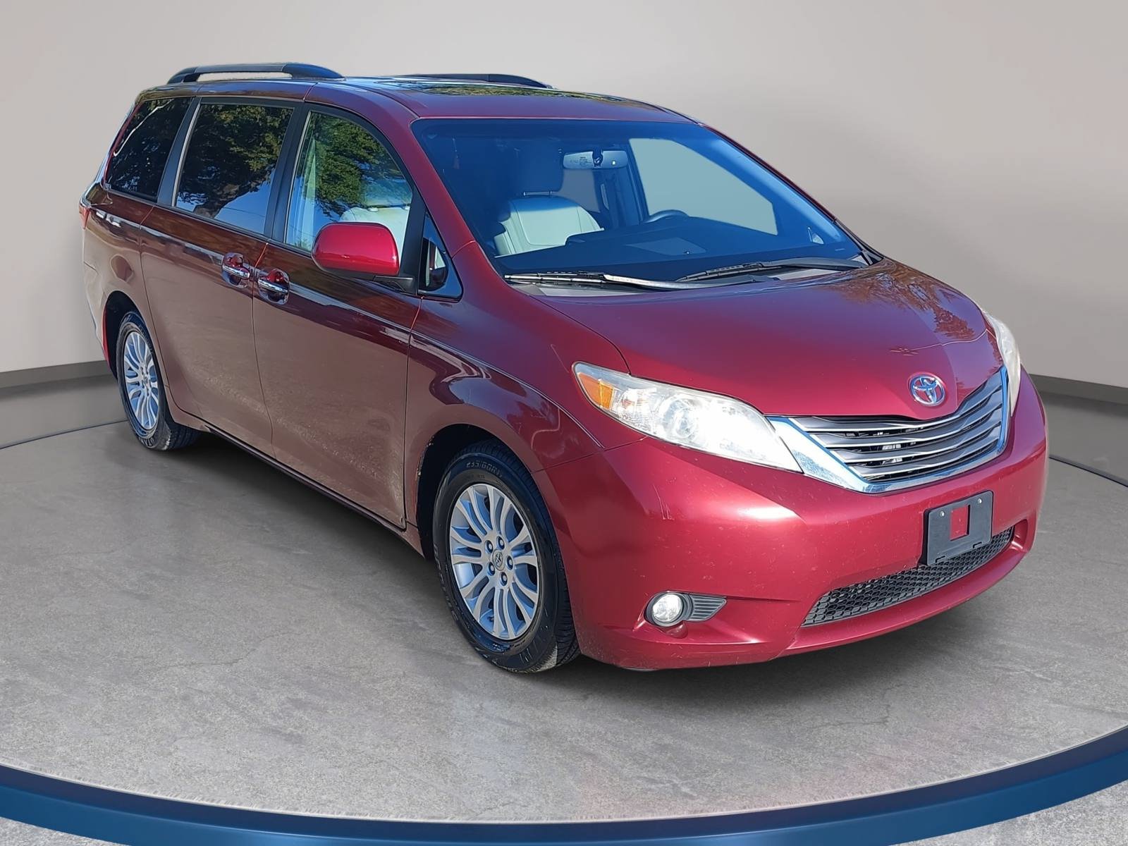 Used 2016 Toyota Sienna XLE Premium FWD image 3