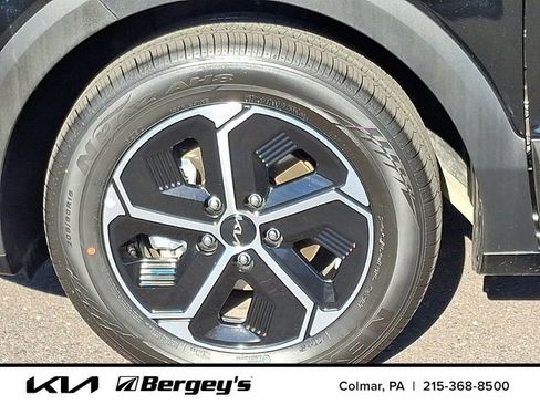 Used 2025 Kia Niro LX image 10